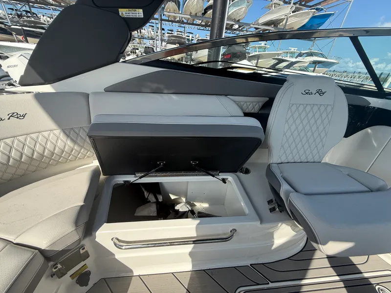 Slide: The Image of Sea Ray SLX 260 Outboard 2026 - 17