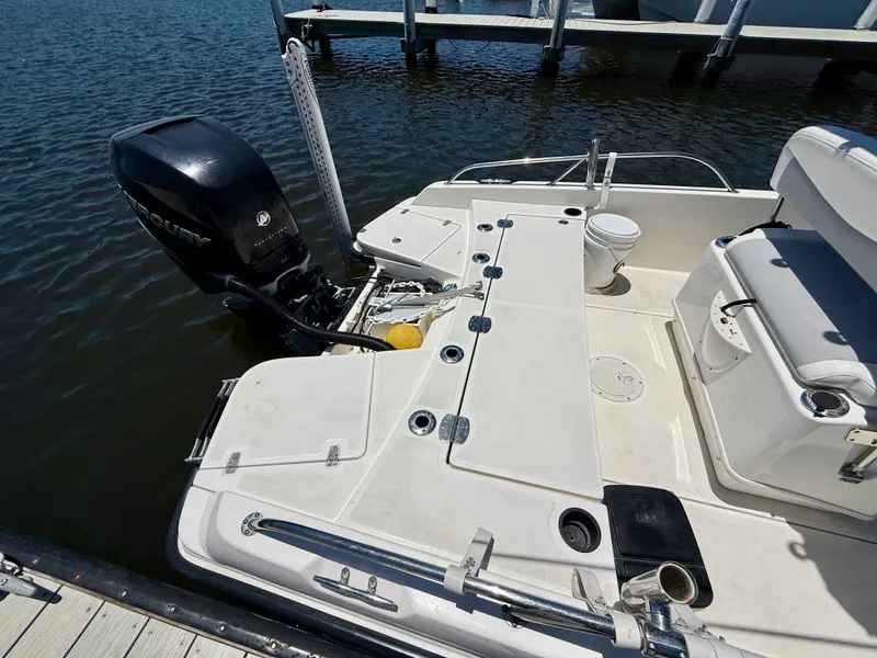 Slide: The Image of Boston Whaler 240 DAUNTLESS 2015 - 13