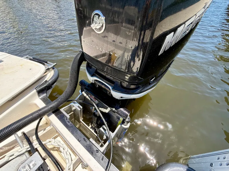 Slide: The Image of Boston Whaler 240 DAUNTLESS 2015 - 14