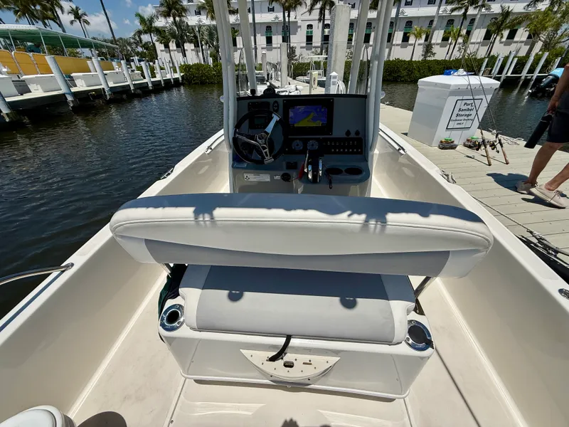 Slide: The Image of Boston Whaler 240 DAUNTLESS 2015 - 18