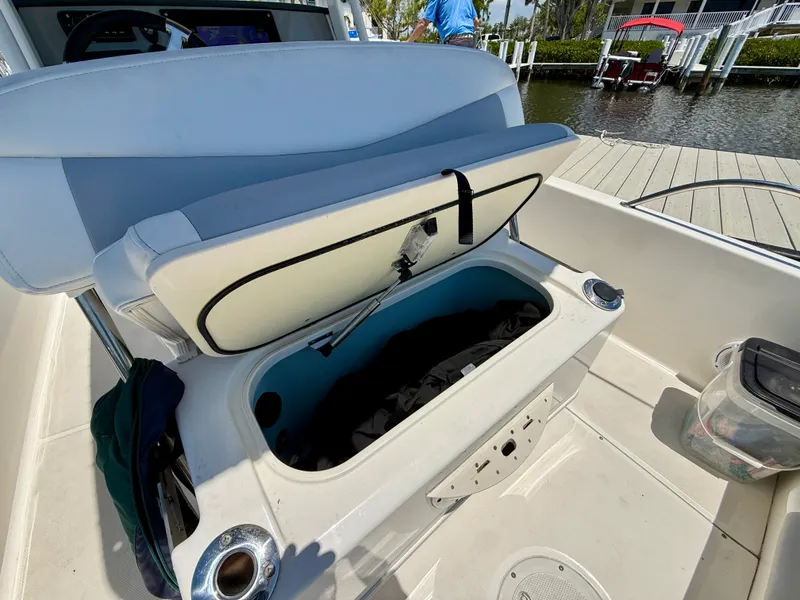 Slide: The Image of Boston Whaler 240 DAUNTLESS 2015 - 19