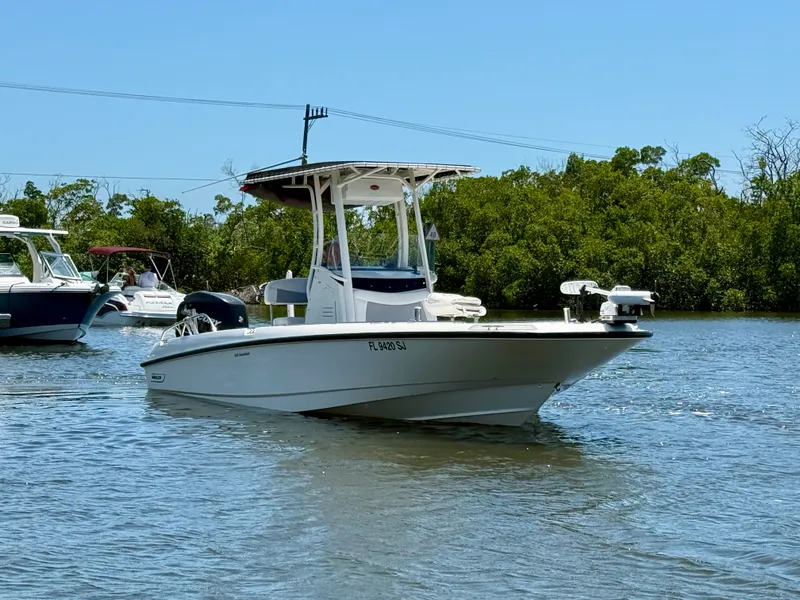 Slide: The Image of Boston Whaler 240 DAUNTLESS 2015 - 2