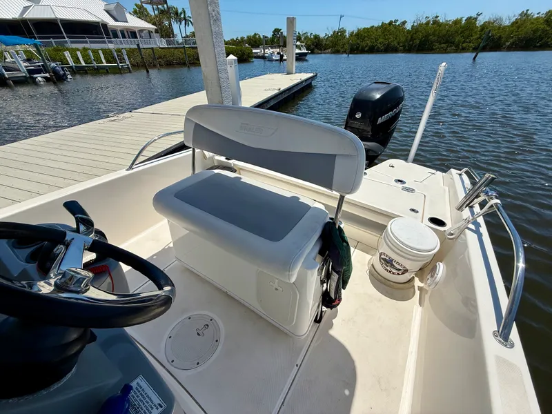 Slide: The Image of Boston Whaler 240 DAUNTLESS 2015 - 25