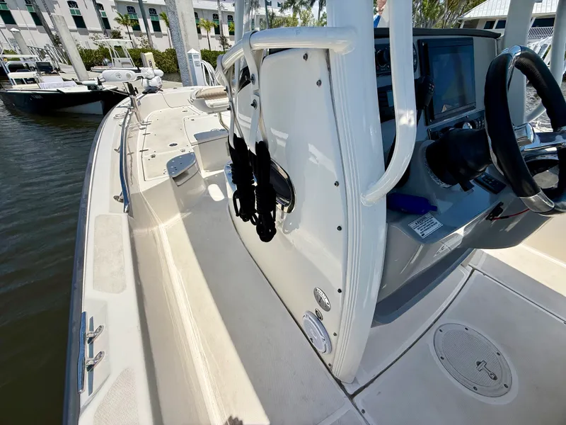 Slide: The Image of Boston Whaler 240 DAUNTLESS 2015 - 26