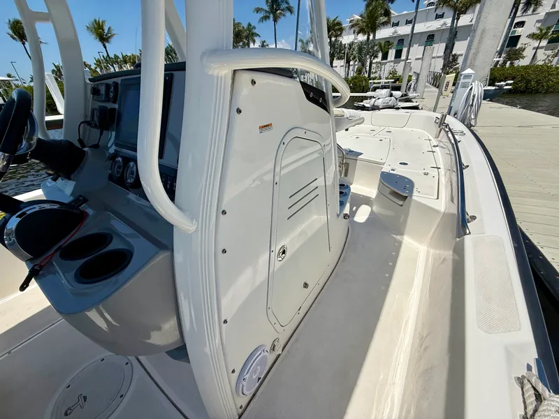 Slide: The Image of Boston Whaler 240 DAUNTLESS 2015 - 27