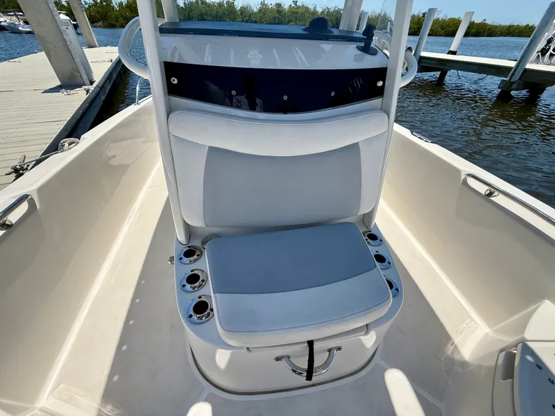 Slide: The Image of Boston Whaler 240 DAUNTLESS 2015 - 36