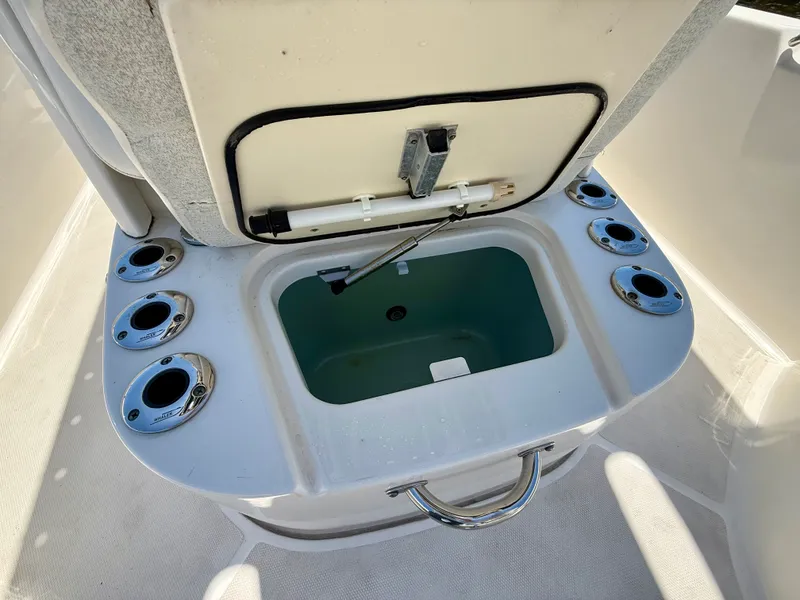 Slide: The Image of Boston Whaler 240 DAUNTLESS 2015 - 37