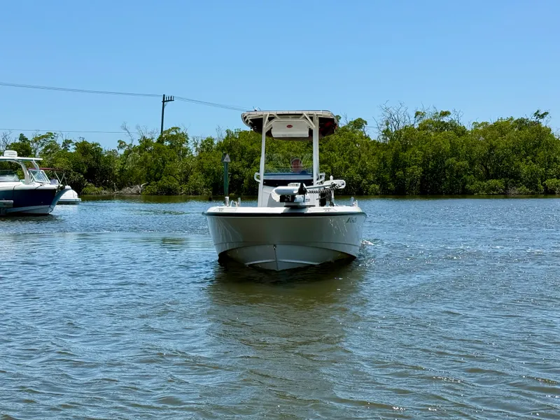 Slide: The Image of Boston Whaler 240 DAUNTLESS 2015 - 4