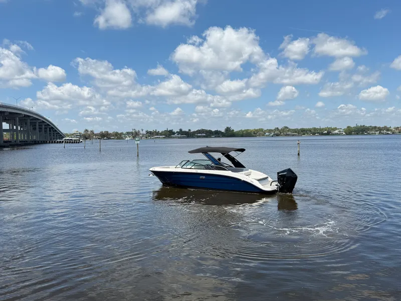 Slide: The Image of Sea Ray 270 SDX OB 2025 - 10