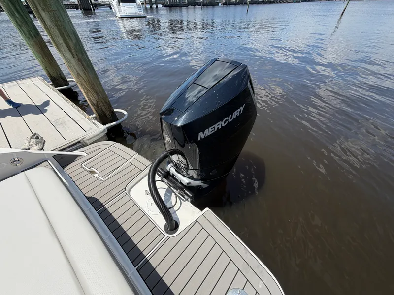 Slide: The Image of Sea Ray 270 SDX OB 2025 - 11