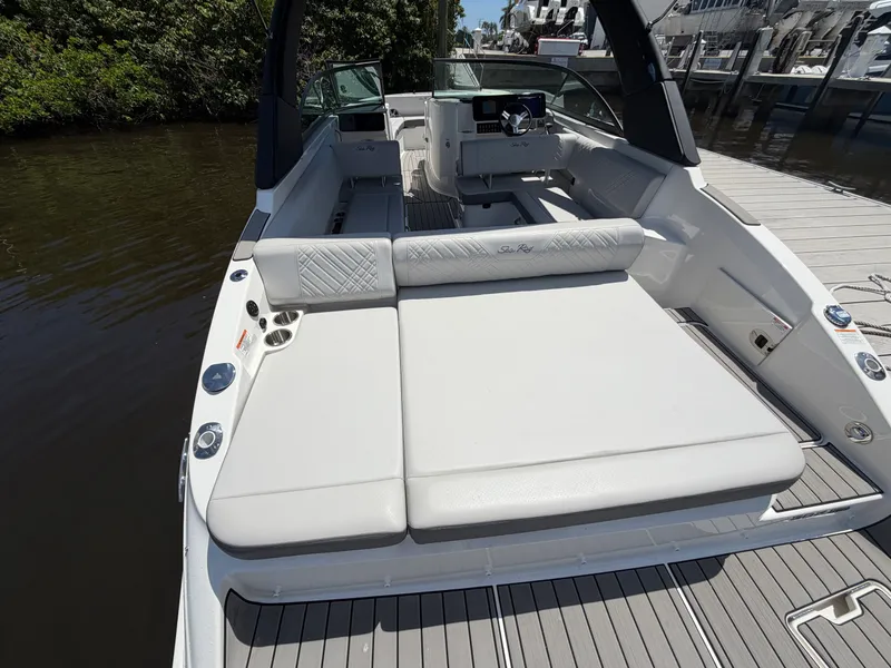 Slide: The Image of Sea Ray 270 SDX OB 2025 - 12