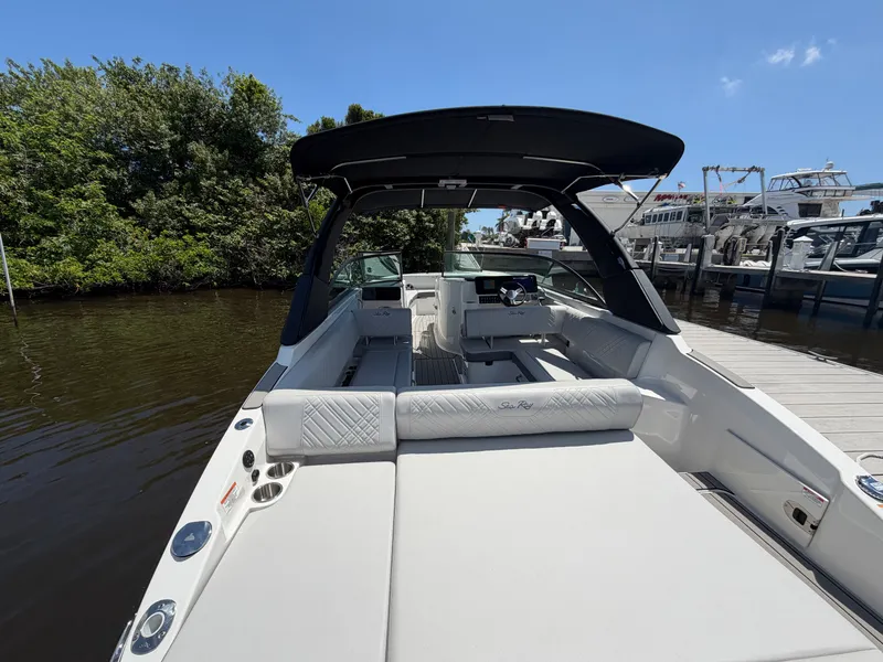 Slide: The Image of Sea Ray 270 SDX OB 2025 - 13