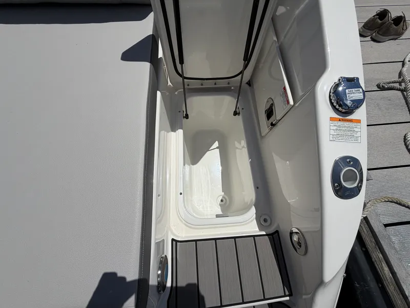 Slide: The Image of Sea Ray 270 SDX OB 2025 - 14