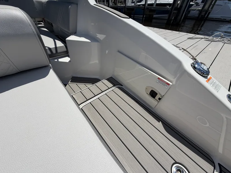 Slide: The Image of Sea Ray 270 SDX OB 2025 - 15