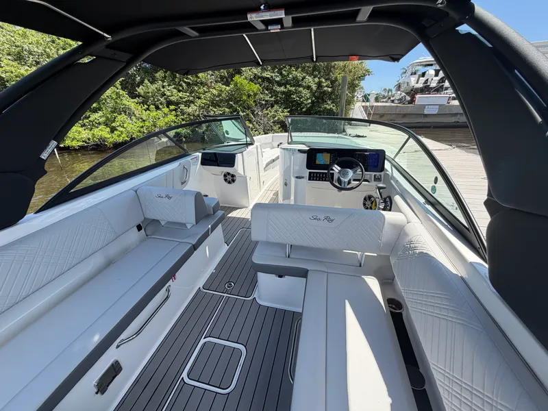 Slide: The Image of Sea Ray 270 SDX OB 2025 - 17