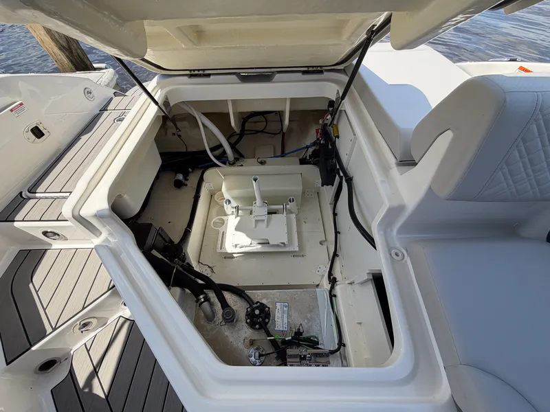 Slide: The Image of Sea Ray 270 SDX OB 2025 - 18