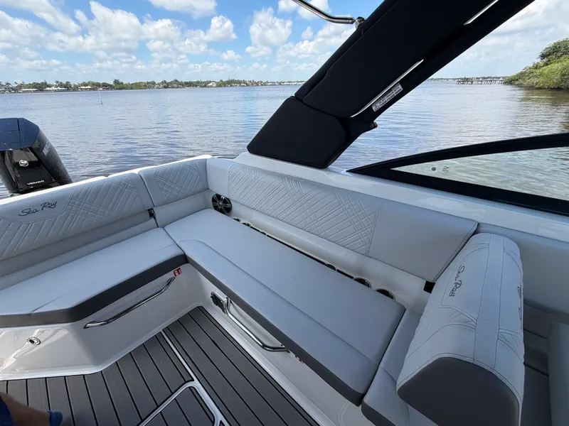 Slide: The Image of Sea Ray 270 SDX OB 2025 - 19