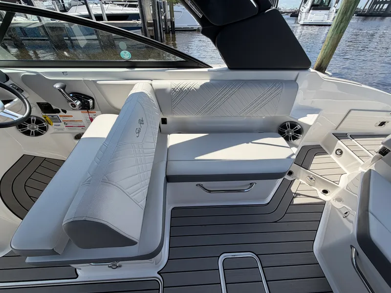 Slide: The Image of Sea Ray 270 SDX OB 2025 - 20