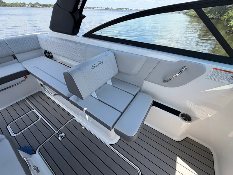 Slide: The Image of Sea Ray 270 SDX OB 2025 - 22