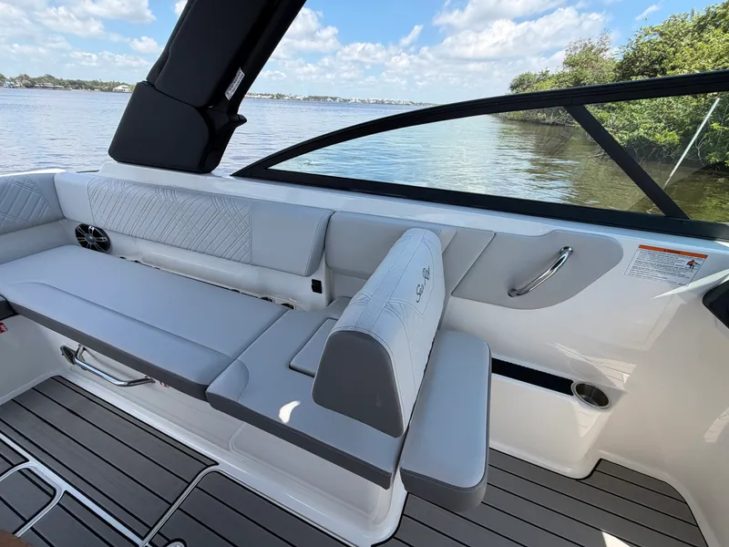 Slide: The Image of Sea Ray 270 SDX OB 2025 - 23