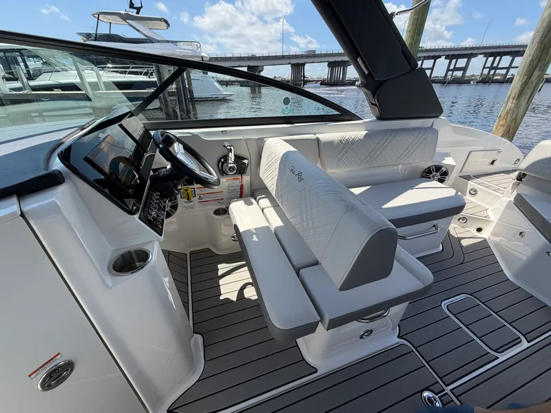 Slide: The Image of Sea Ray 270 SDX OB 2025 - 24
