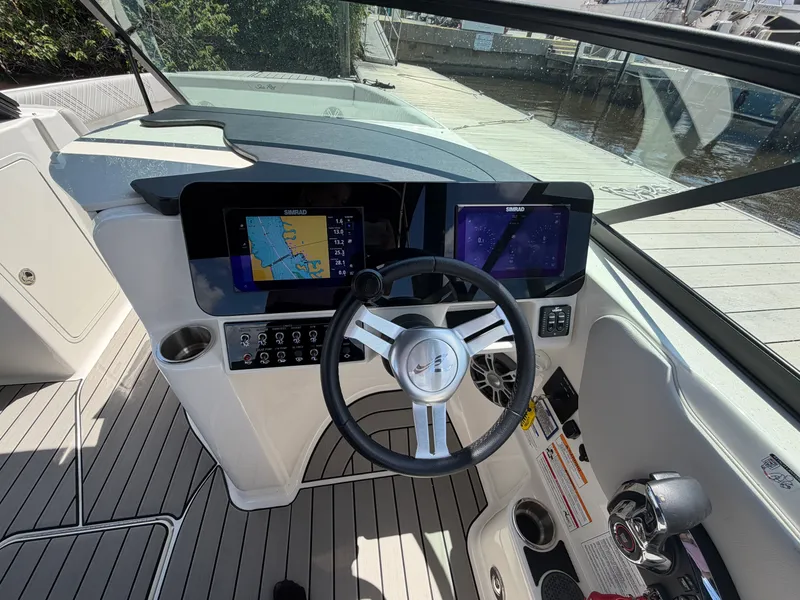 Slide: The Image of Sea Ray 270 SDX OB 2025 - 25