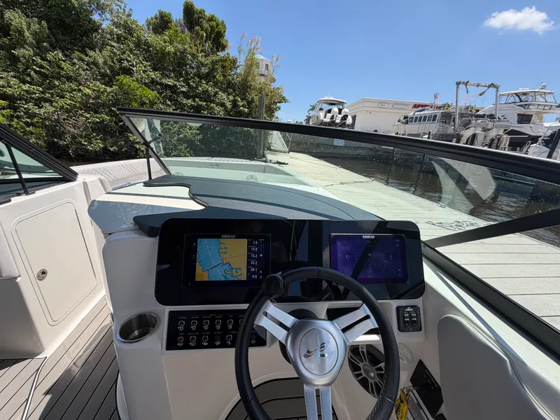 Slide: The Image of Sea Ray 270 SDX OB 2025 - 26