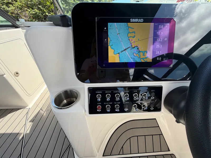 Slide: The Image of Sea Ray 270 SDX OB 2025 - 30