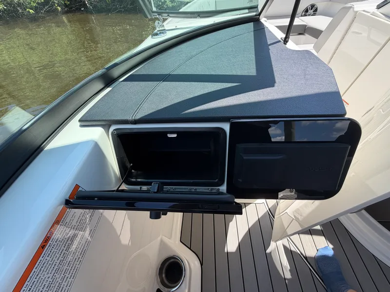 Slide: The Image of Sea Ray 270 SDX OB 2025 - 31