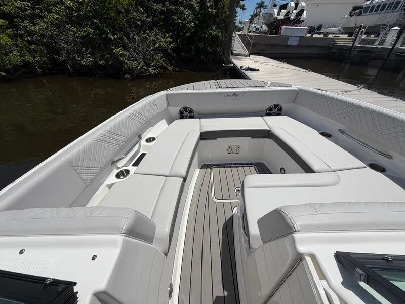 Slide: The Image of Sea Ray 270 SDX OB 2025 - 35
