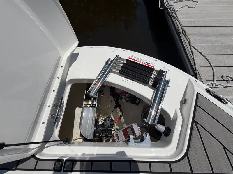 Slide: The Image of Sea Ray 270 SDX OB 2025 - 36