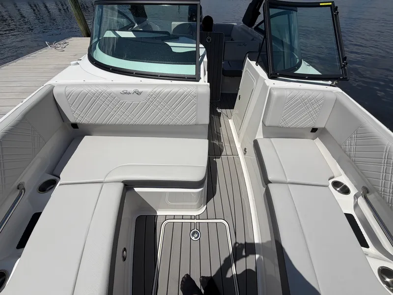 Slide: The Image of Sea Ray 270 SDX OB 2025 - 37
