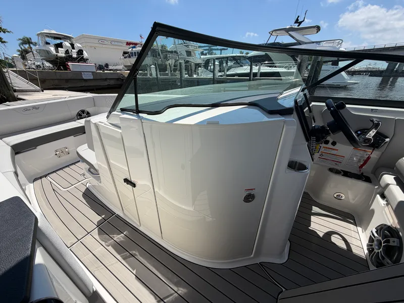 Slide: The Image of Sea Ray 270 SDX OB 2025 - 39