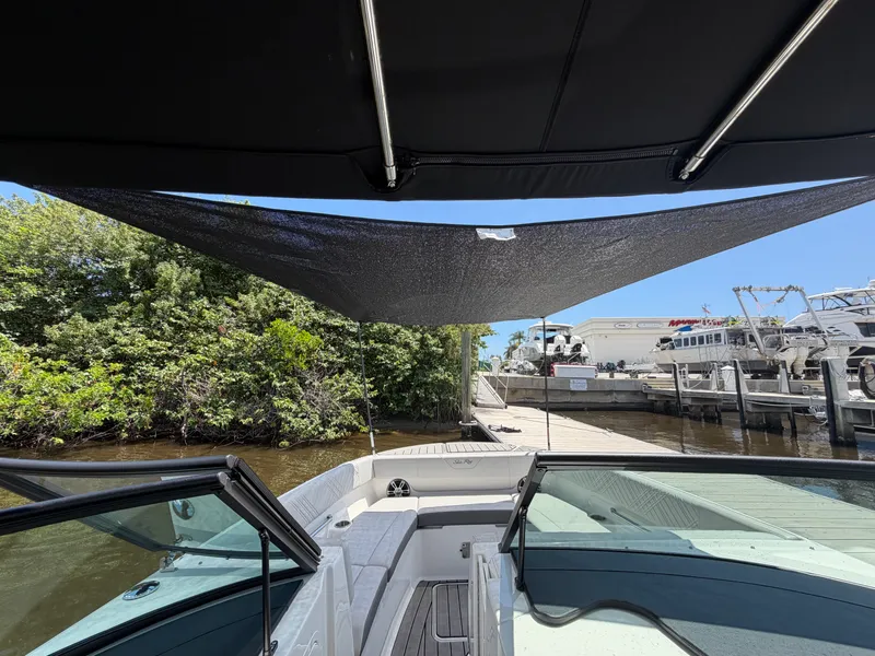 Slide: The Image of Sea Ray 270 SDX OB 2025 - 40
