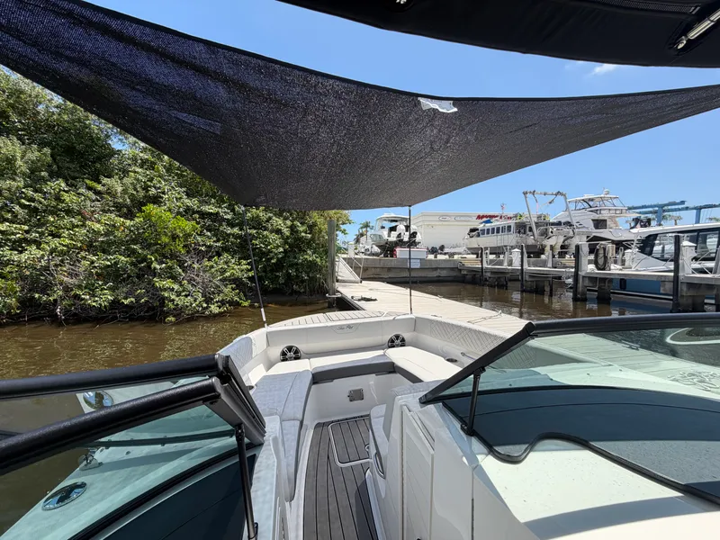 Slide: The Image of Sea Ray 270 SDX OB 2025 - 41
