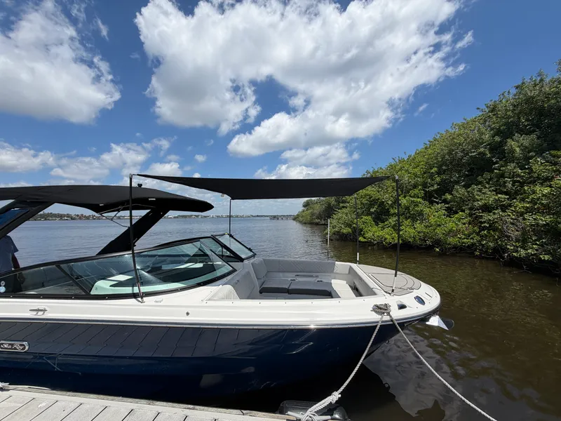 Slide: The Image of Sea Ray 270 SDX OB 2025 - 42