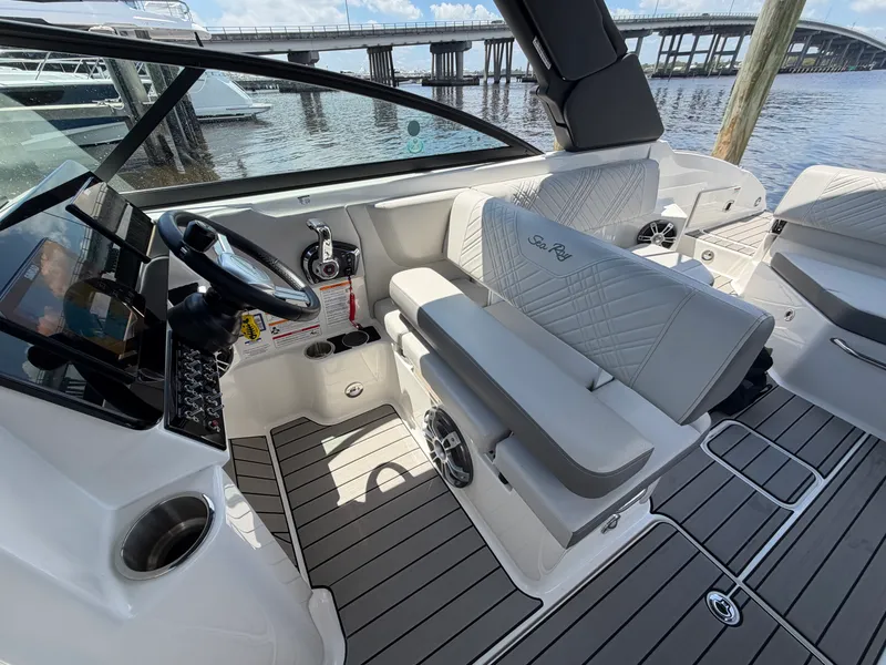 Slide: The Image of Sea Ray 270 SDX OB 2025 - 43