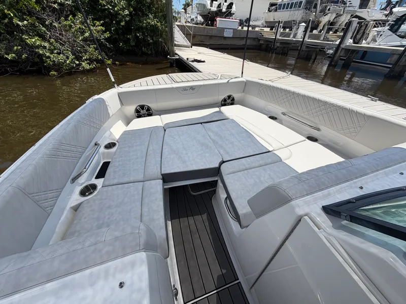 Slide: The Image of Sea Ray 270 SDX OB 2025 - 45