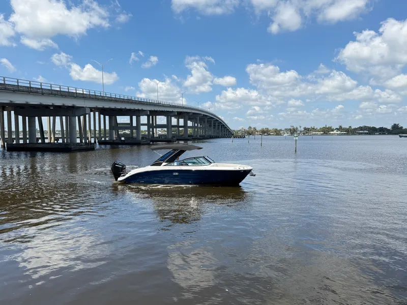 Slide: The Image of Sea Ray 270 SDX OB 2025 - 5