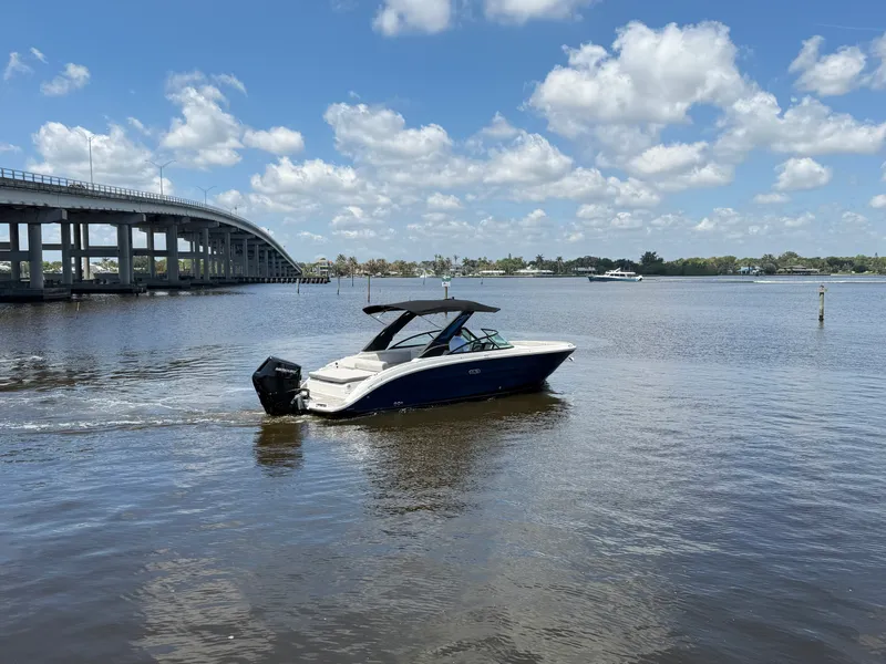 Slide: The Image of Sea Ray 270 SDX OB 2025 - 6