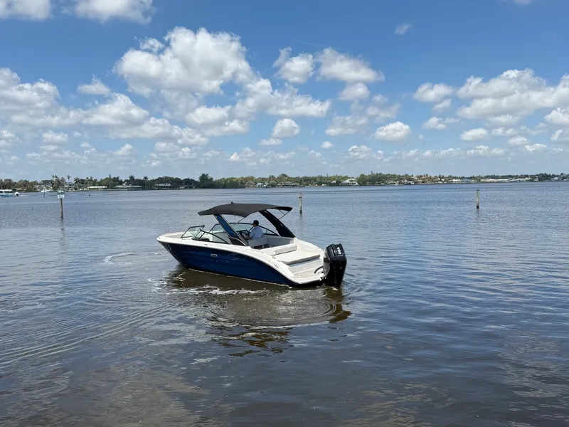 Slide: The Image of Sea Ray 270 SDX OB 2025 - 9
