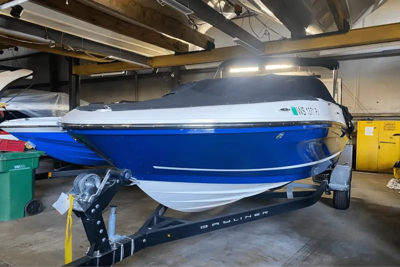 Slide: The Image of Bayliner VR5 Bowrider I/O 2021 - 11