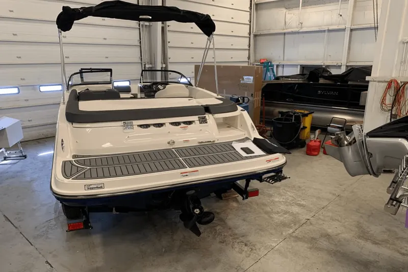 Slide: The Image of Bayliner VR5 Bowrider I/O 2021 - 13