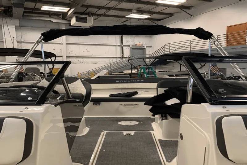 Slide: The Image of Bayliner VR5 Bowrider I/O 2021 - 14