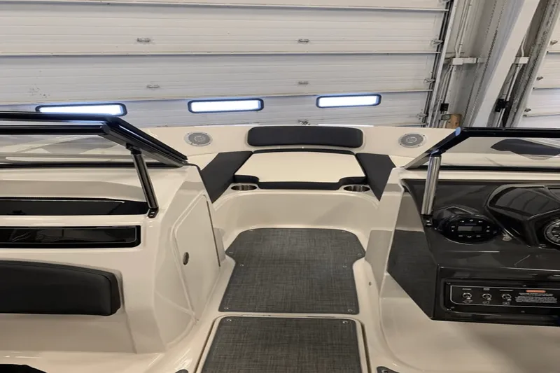 Slide: The Image of Bayliner VR5 Bowrider I/O 2021 - 15