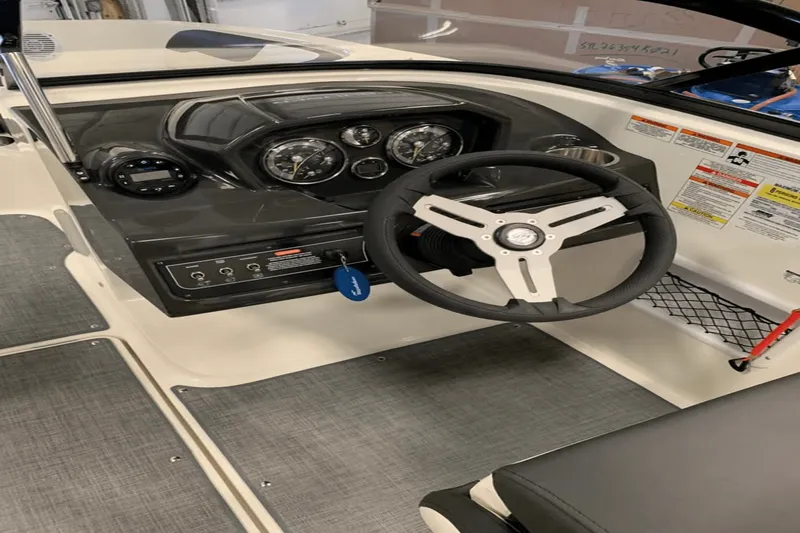 Slide: The Image of Bayliner VR5 Bowrider I/O 2021 - 18