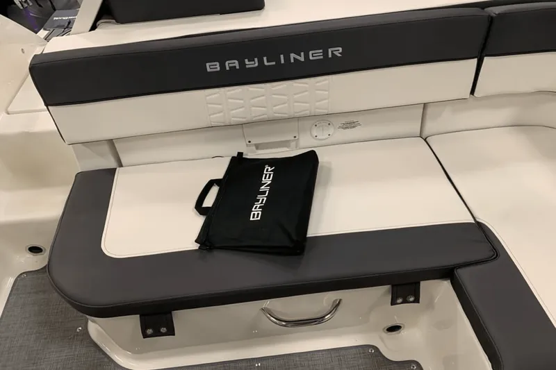 Slide: The Image of Bayliner VR5 Bowrider I/O 2021 - 19