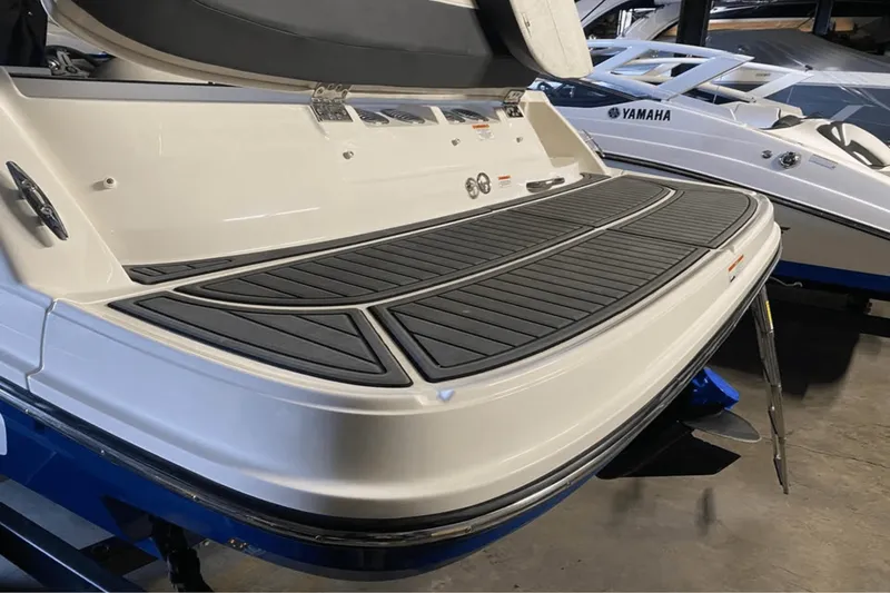 Slide: The Image of Bayliner VR5 Bowrider I/O 2021 - 3