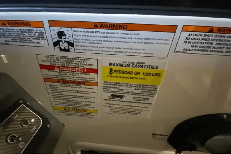 Slide: The Image of Bayliner VR5 Bowrider I/O 2021 - 4