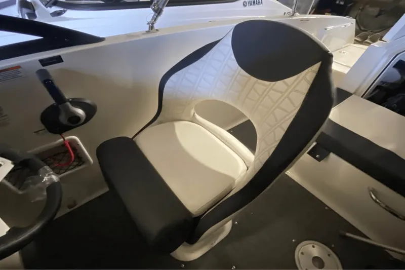 Slide: The Image of Bayliner VR5 Bowrider I/O 2021 - 5